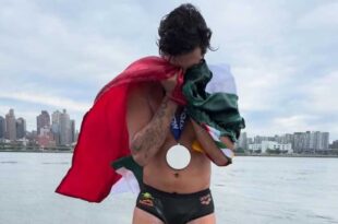 David Olvera nadando para romper el récord en Manhattan