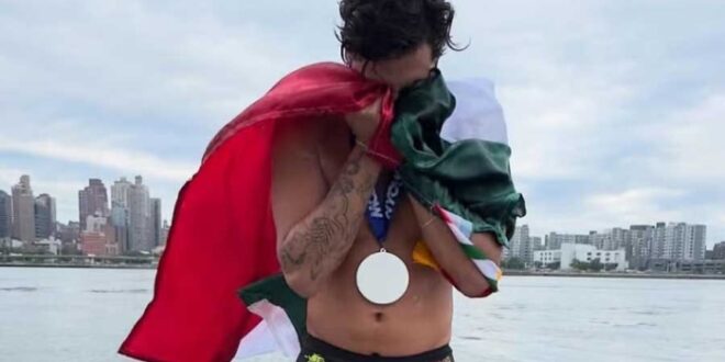 David Olvera nadando para romper el récord en Manhattan