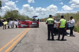 Alumnos en el bloqueo del Tecnológico de Motul sobre la carretera federal.