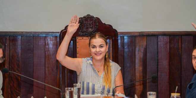 Cecilia Patrón Laviada en sesión de Cabildo en Mérida.