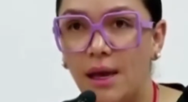Yndira Sandoval durante su intervención en el foro alterno feminista.